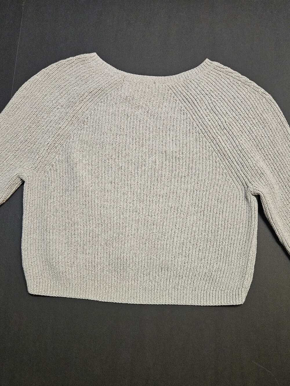 BCBGMAXAZRIA Gray Oat Milk Ribbed Knit Cropped Crewneck Raglan Sweater Sz S EUS - Picture 5 of 10
